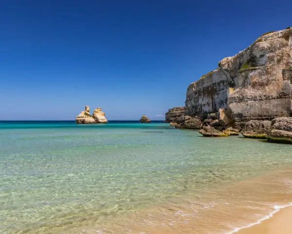 Acque cristalline e scogliere imponenti: un assaggio delle 10 spiagge più belle del Salento.