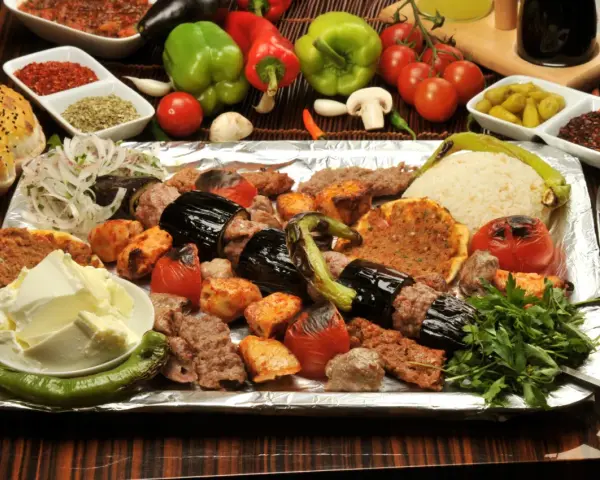 Un assaggio di cosa mangiare a Istanbul: un piatto ricco di kebab, melanzane, pomodori arrostiti, riso e pane.