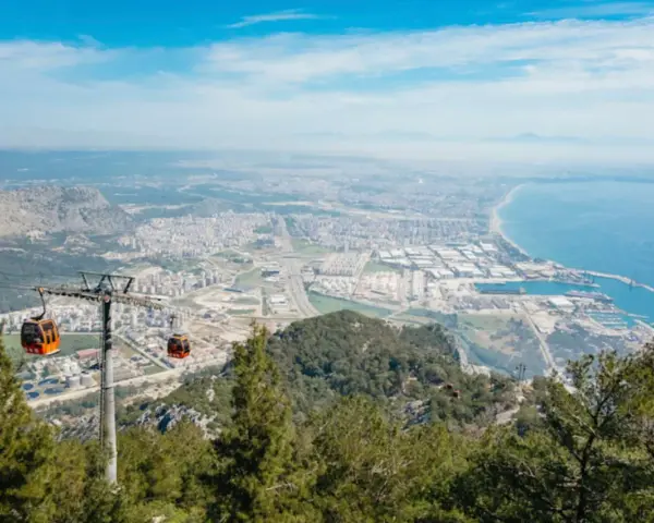 Panoramica di Antalya vista dall'alto con funivia. Un'ottima prospettiva per scoprire cosa vedere in questa città turca.