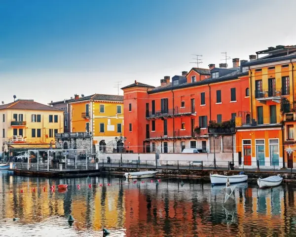 Colorate case affacciate sull'acqua, un incantevole scorcio di una delle tante città da visitare nel nord Italia.