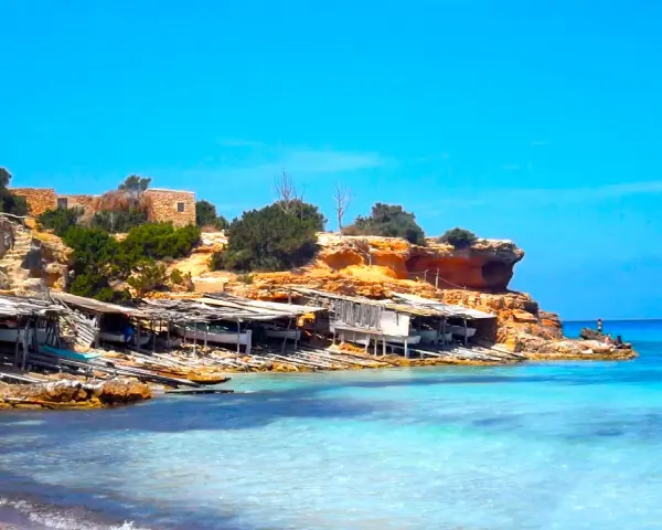 Scogliere rocciose e case di pescatori a Formentera. Un luogo ideale per scoprire le cose da fare a Formentera, tra cui godersi il mare cristallino.