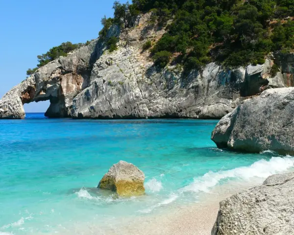 Arco naturale su mare cristallino, un sogno per il tuo tour Sardegna 7 giorni.
