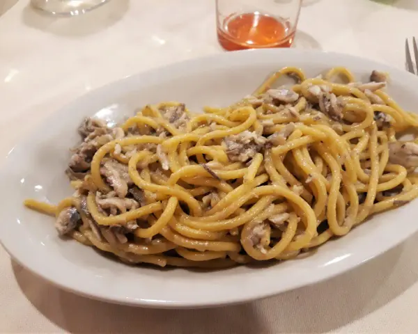 Spaghetti con sardine, un sapore autentico tra i piatti tipici di Verona.