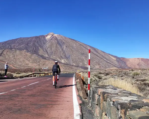 Ciclista pedala verso il vulcano Teide, un'ottima meta per scoprire le Canarie dove andare.