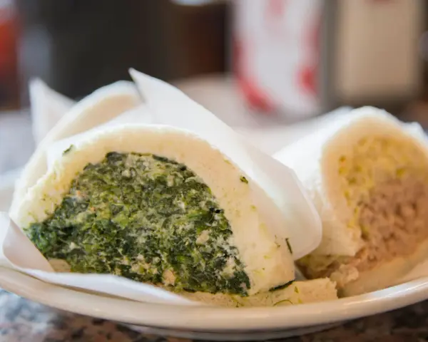 Tramezzini con spinaci e ricotta, e uno con tonno e maionese, gustosi piatti tipici veneziani.