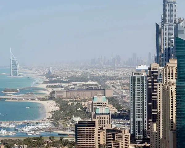 Panoramica di Dubai con grattacieli moderni, il Burj Al Arab e il mare. Ideale per scoprire cosa vedere a Dubai in 3 giorni.
