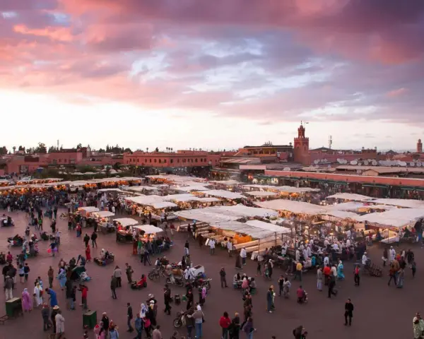 Piazza Jemaa el-Fna a Marrakech al tramonto, un luogo vibrante che fa chiedere: marrakech quanti giorni servono per viverla appieno?