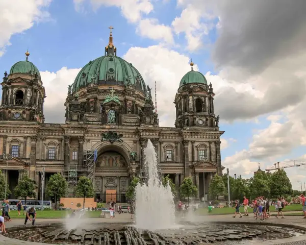 Fontana davanti al Duomo di Berlino, un'ottima idea per cosa fare a Berlino, con persone che si godono la giornata.