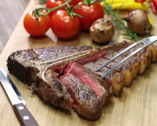 La bistecca alla fiorentina perfetta, succulenta e cotta al punto giusto, è un must per chi cerca dove mangiare la fiorentina a Firenze.
