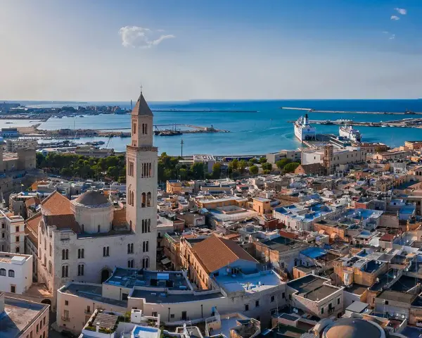 Vista aerea di Bari con la Basilica di San Nicola e il porto. Perfetto per scoprire cosa vedere a Bari in 3 giorni.