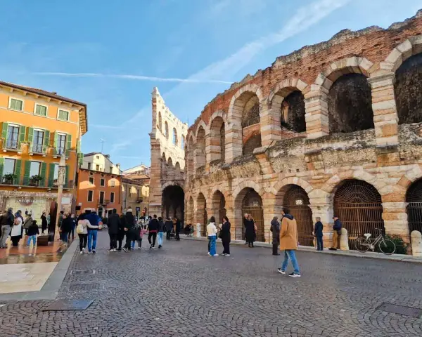 Piazza Bra a Verona, con l'Arena e palazzi colorati. Un'ottima idea per cosa vedere a Verona in un giorno, tra storia e vita cittadina.