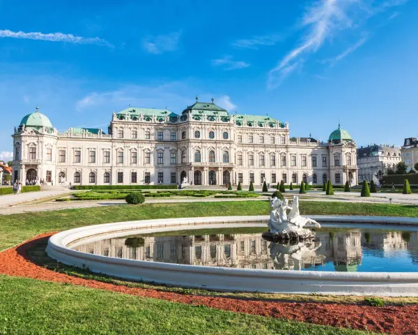 Palazzo Belvedere, un gioiello per cosa vedere a Vienna in 3 giorni, con fontana e giardini curati.