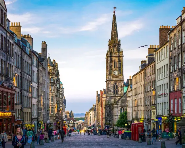 Edimburgo: la strada principale con la torre dell'orologio, perfetta per scoprire cosa vedere a Edimburgo in 3 giorni.
