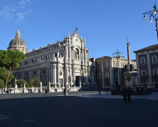 Piazza del Duomo a Catania: la Cattedrale, la fontana dell'Elefante e l'obelisco. Ideale per scoprire cosa vedere a Catania in un giorno.