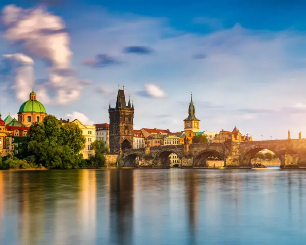 Ponte Carlo e il fiume Moldava, un'icona per il tuo itinerario Praga 3 giorni.
