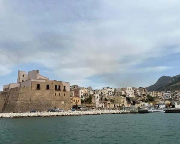 Castellammare del Golfo cosa vedere: il castello medievale domina il porto, con case colorate che si arrampicano sulla collina.