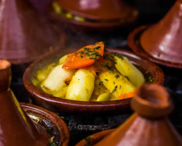 Un saporito tajine di verdure, con patate, pomodori e olive, è un must per chi cerca cosa mangiare a Marrakech.