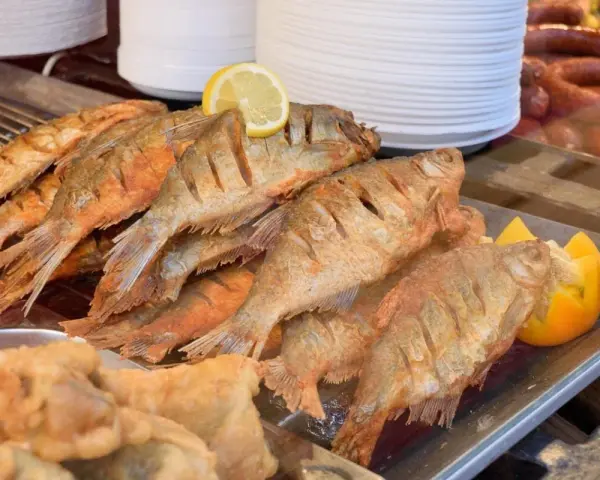 Pesce fritto dorato, un'ottima opzione per ostuni dove mangiare bene e spendere poco.