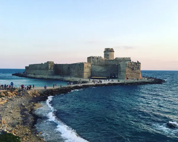 Castello Aragonese a picco sul mare, un must tra le cose da vedere a Crotone. Passeggiata panoramica e storia.