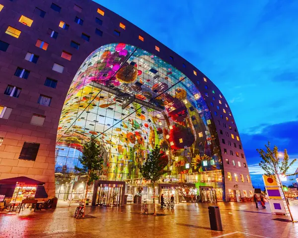 Il Markthal di Rotterdam, un'opera architettonica unica con un soffitto decorato, è un must per chi cerca cosa vedere a Rotterdam.