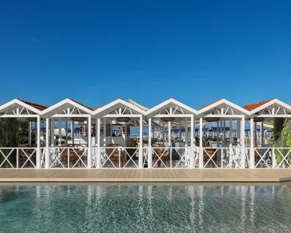 Filetti di pesce fresco e un tuffo in piscina a Forte dei Marmi. Un'oasi di relax con vista mare.
