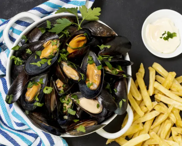 Cosa mangiare a Bruxelles? Cozze fresche con patatine fritte e maionese, un classico da provare!