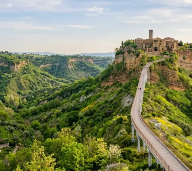 Civita di Bagnoregio, un borgo medievale su un'isola di tufo, raggiungibile tramite un lungo ponte pedonale.