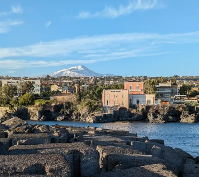 Vista di Catania e dell'Etna innevato, ideale per scoprire cosa vedere a Catania e dintorni in 3 giorni.
