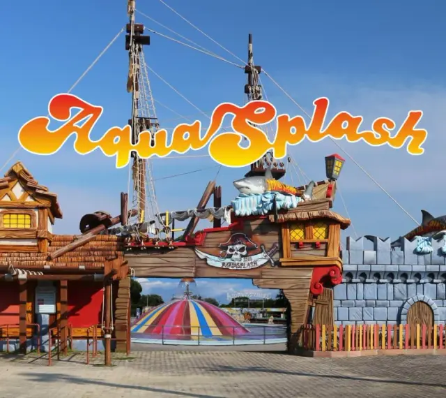 Ingresso a tema piratesco di AquaSplash, uno dei parchi divertimento Italia, con nave, castello e squali.