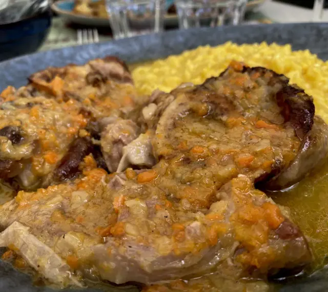 Un piatto di ossobuco con risotto alla milanese, un classico da provare per scoprire cosa mangiare a Milano.