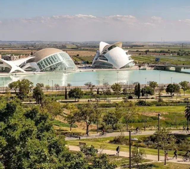 La Città delle Arti e delle Scienze di Valencia, un'idea per cosa vedere a Valencia in 3 giorni, con un parco rigoglioso e persone che passeggiano.