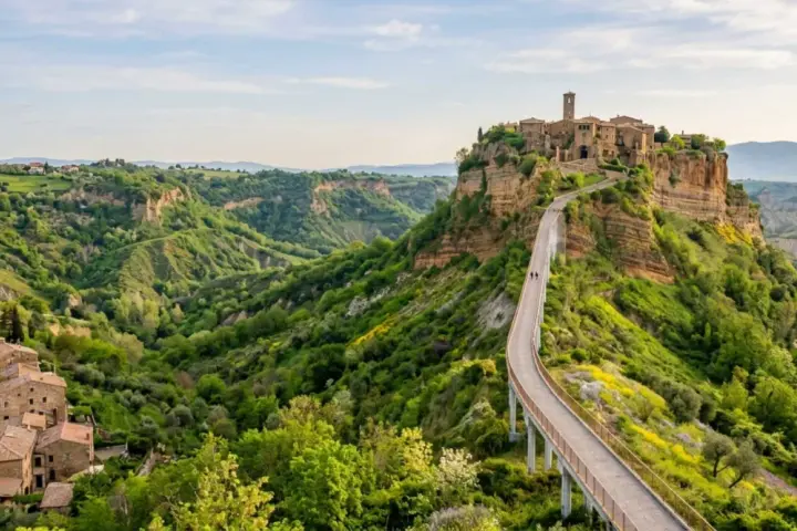 Civita di Bagnoregio, un borgo medievale su un'isola di tufo, raggiungibile tramite un lungo ponte pedonale.