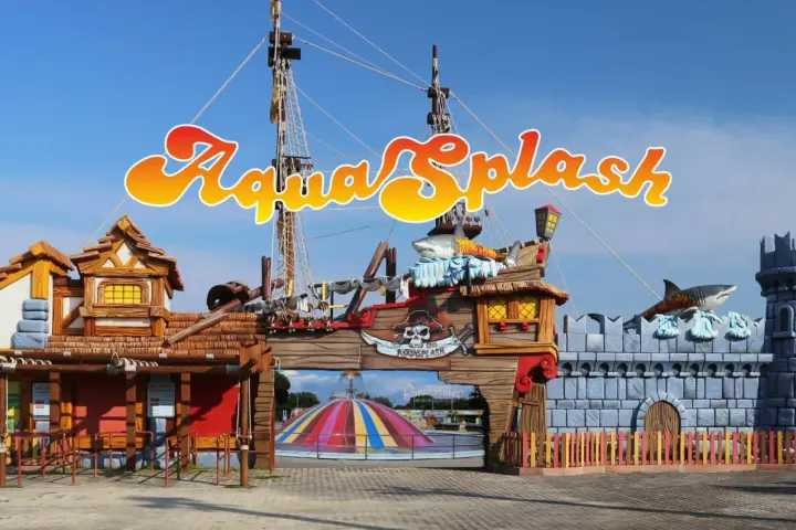 Ingresso a tema piratesco di AquaSplash, uno dei parchi divertimento Italia, con nave, castello e squali.