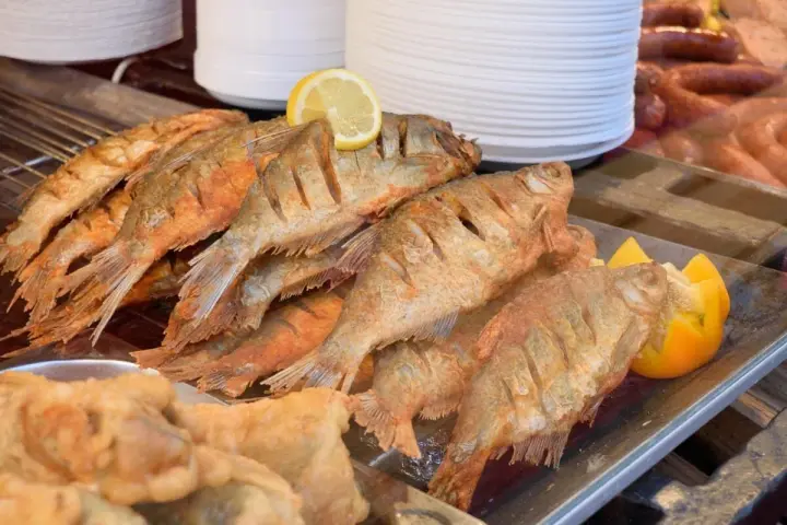 Pesce fritto dorato, un'ottima opzione per ostuni dove mangiare bene e spendere poco.
