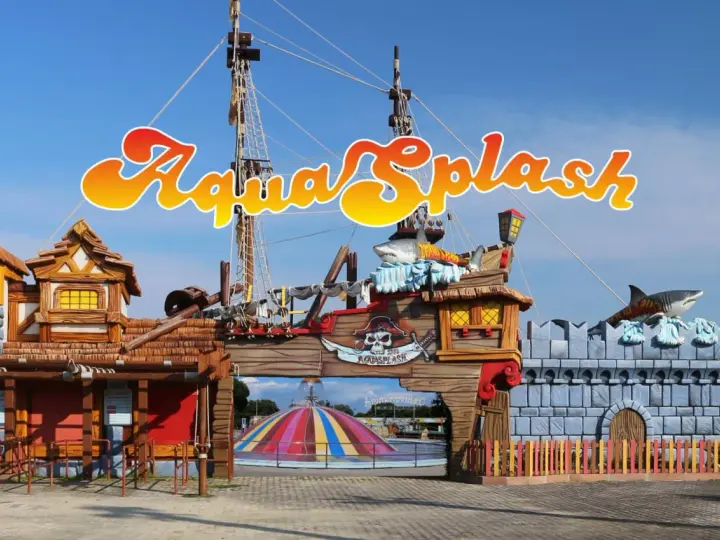 Ingresso a tema piratesco di AquaSplash, uno dei parchi divertimento Italia, con nave, castello e squali.