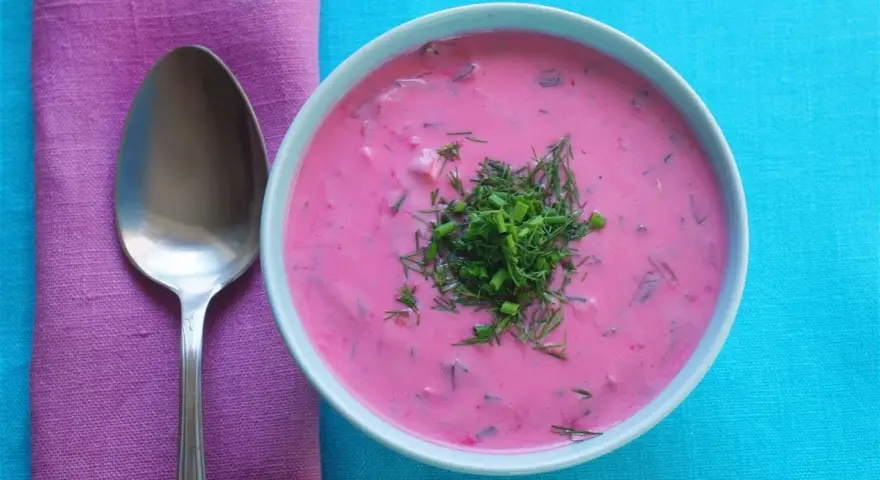 Zuppa fredda di barbabietole, un classico di cosa si mangia in Polonia, guarnita con aneto e erba cipollina.