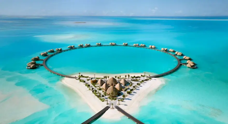 Un resort da sogno con bungalow sull'acqua a forma di cerchio, perfetto per chi cerca dove andare in vacanza ad agosto fuori Europa.
