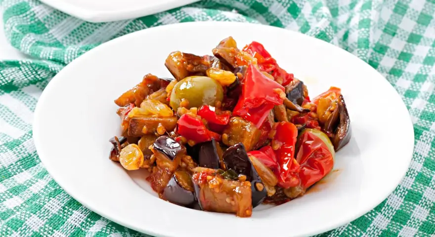 Caponata, uno dei piatti tipici della Sicilia, con melanzane, peperoni, olive e pomodoro.