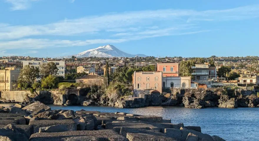 Vista di Catania e dell'Etna innevato, ideale per scoprire cosa vedere a Catania e dintorni in 3 giorni.