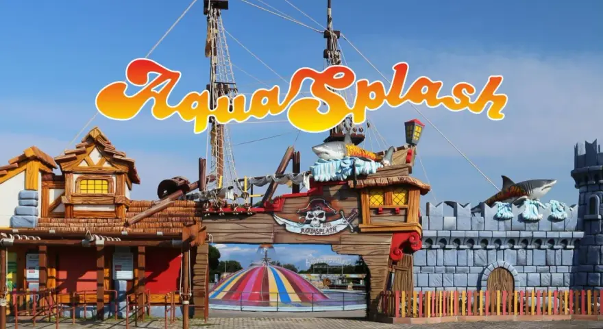 Ingresso a tema piratesco di AquaSplash, uno dei parchi divertimento Italia, con nave, castello e squali.