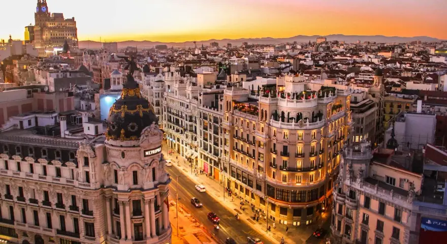 Vista aerea di Madrid al tramonto, con l'iconico edificio Metropolis. Perfetto per scoprire le cose da fare a Madrid.