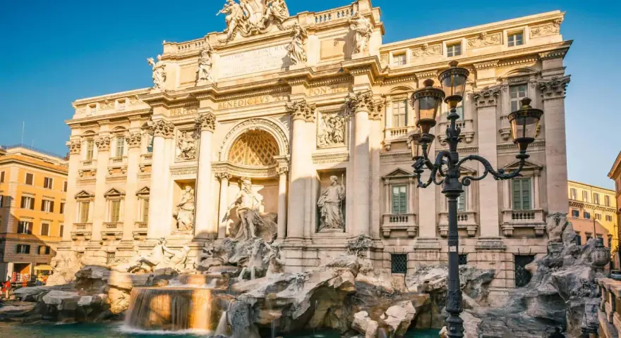 Fontana di Trevi, una delle citta piu belle d'Italia, con le sue sculture barocche e l'acqua che scorre.