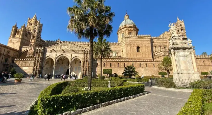 La Cattedrale di Palermo, un must per chi cerca cosa vedere a Palermo, con la sua maestosa architettura e il rigoglioso giardino.