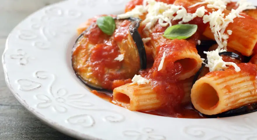 Pasta alla Norma, un classico da provare se ti chiedi cosa mangiare a Catania. Melanzane, pomodoro e ricotta salata.