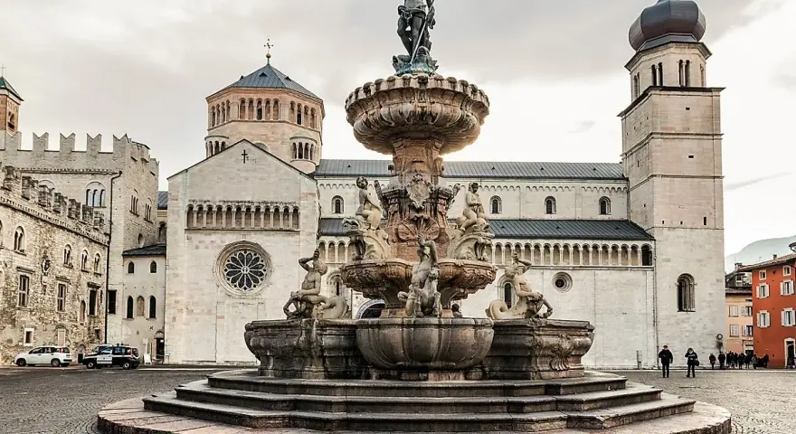 Fontana del Nettuno e Duomo di Trento, un'ottima introduzione per cosa vedere a Trento in un giorno.