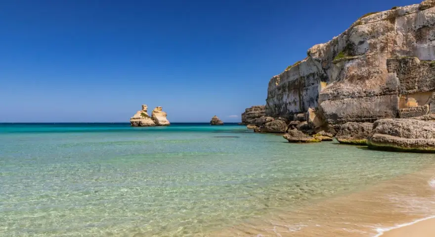 Acque cristalline e scogliere imponenti: un assaggio delle 10 spiagge più belle del Salento.