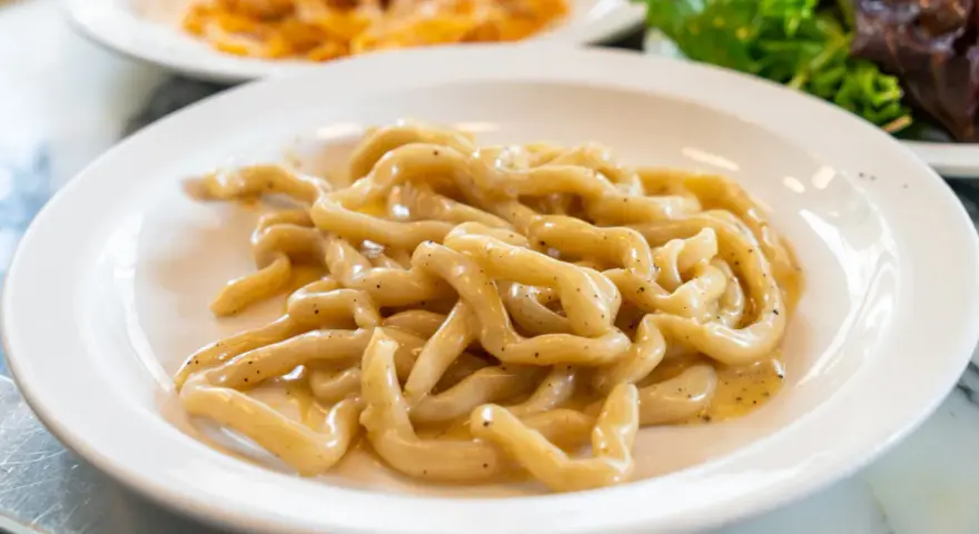 Pici cacio e pepe, un classico da provare per capire cosa mangiare a Siena.