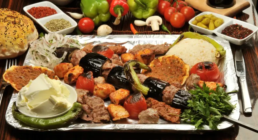 Un assaggio di cosa mangiare a Istanbul: un piatto ricco di kebab, melanzane, pomodori arrostiti, riso e pane.