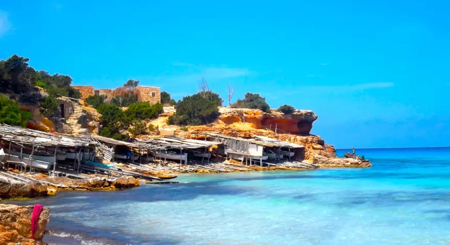 Scogliere rocciose e case di pescatori a Formentera. Un luogo ideale per scoprire le cose da fare a Formentera, tra cui godersi il mare cristallino.