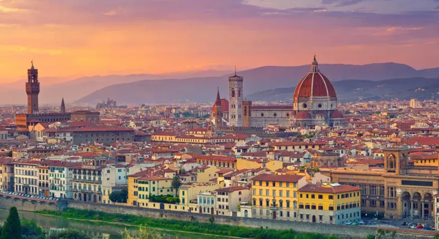 Panorama di Firenze al tramonto, con il Duomo e Palazzo Vecchio. Un'idea di cosa vedere a Firenze in un giorno, tra arte e storia.